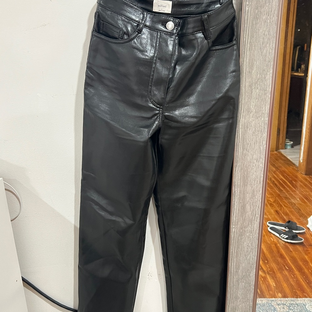 Aritzia Wilfred Women’s The Melina Straight Leg Black Vegan Leather Pants Size 0